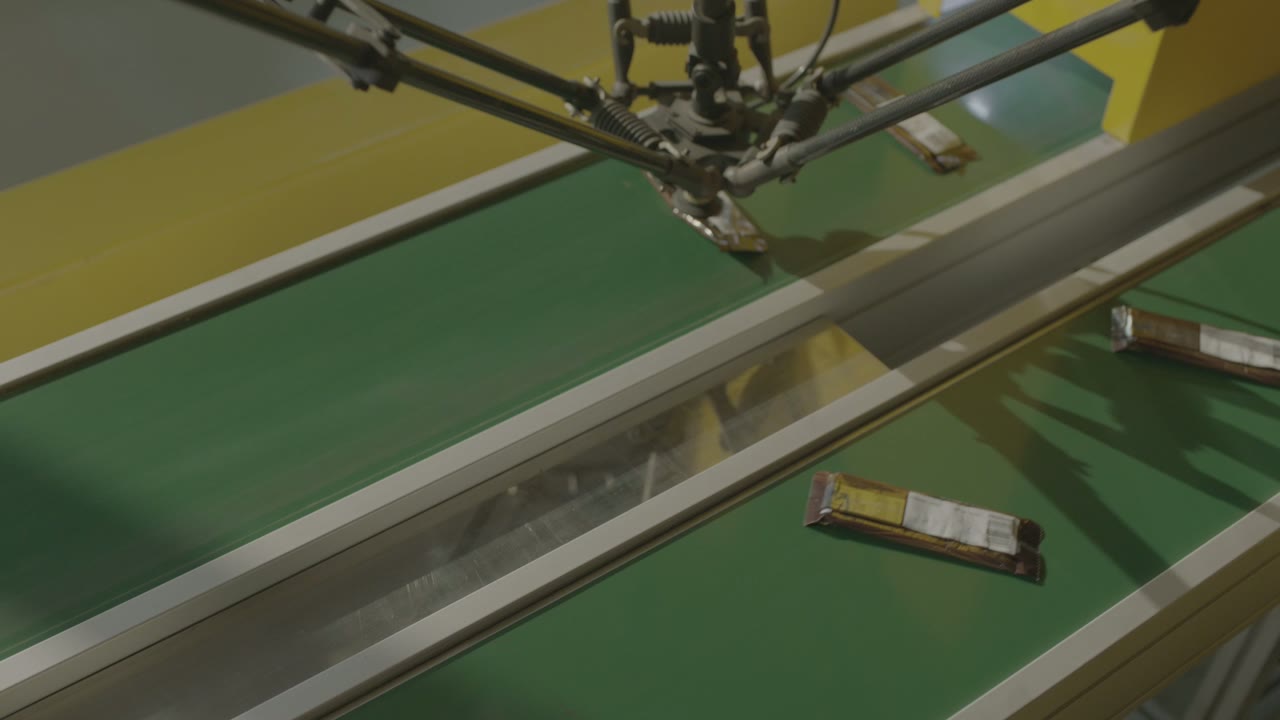 Packs arriving loose on the infeed belt