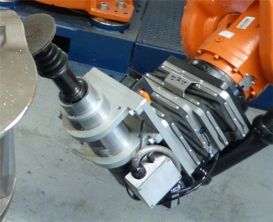 Floating tool connection mounted on a robot flange