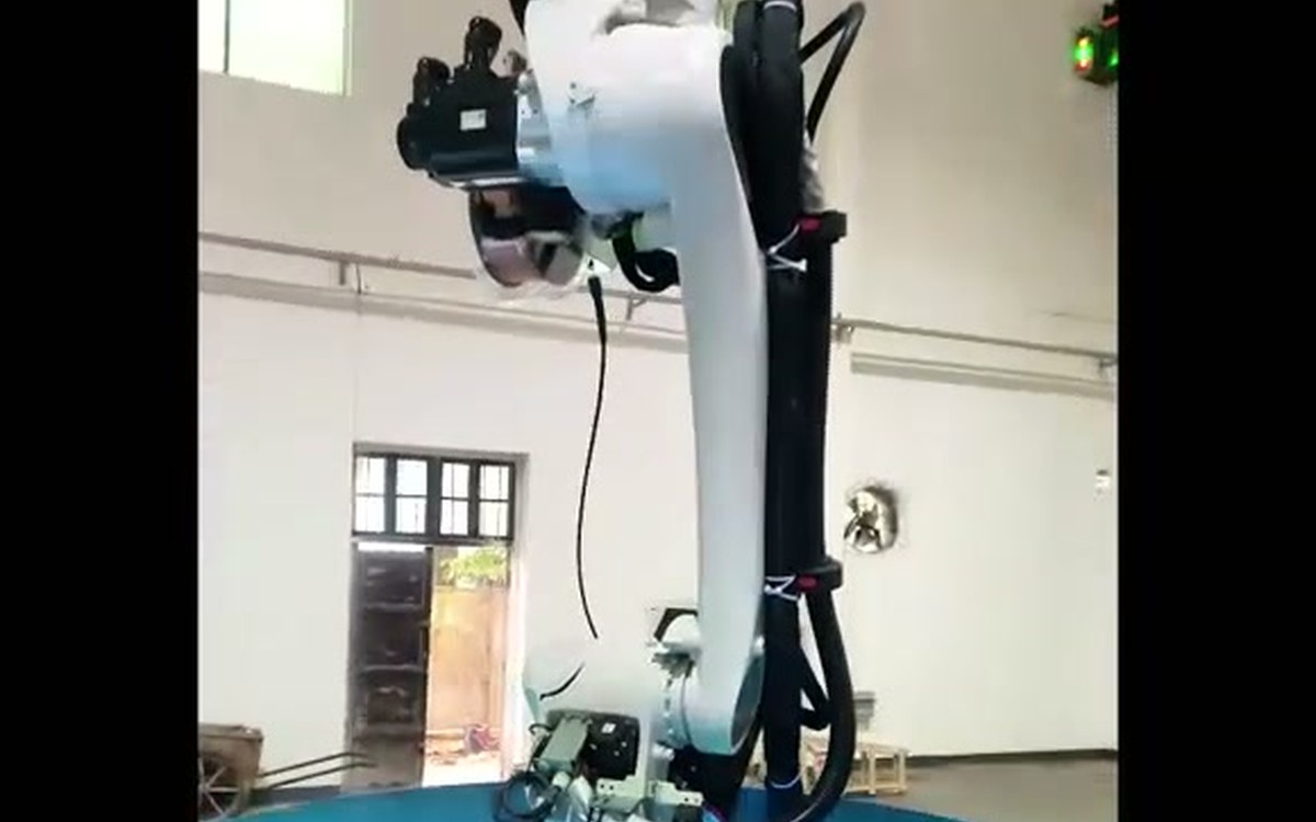 Robot configured for internal welding inside a transformer tank