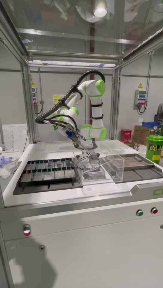 Robot moving through the central working area between fixtures