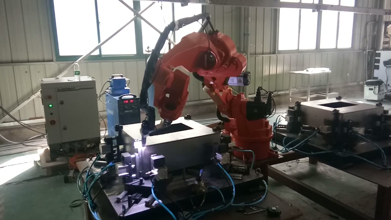 Welding torch with an arc at a vertical corner of a sheet-metal box