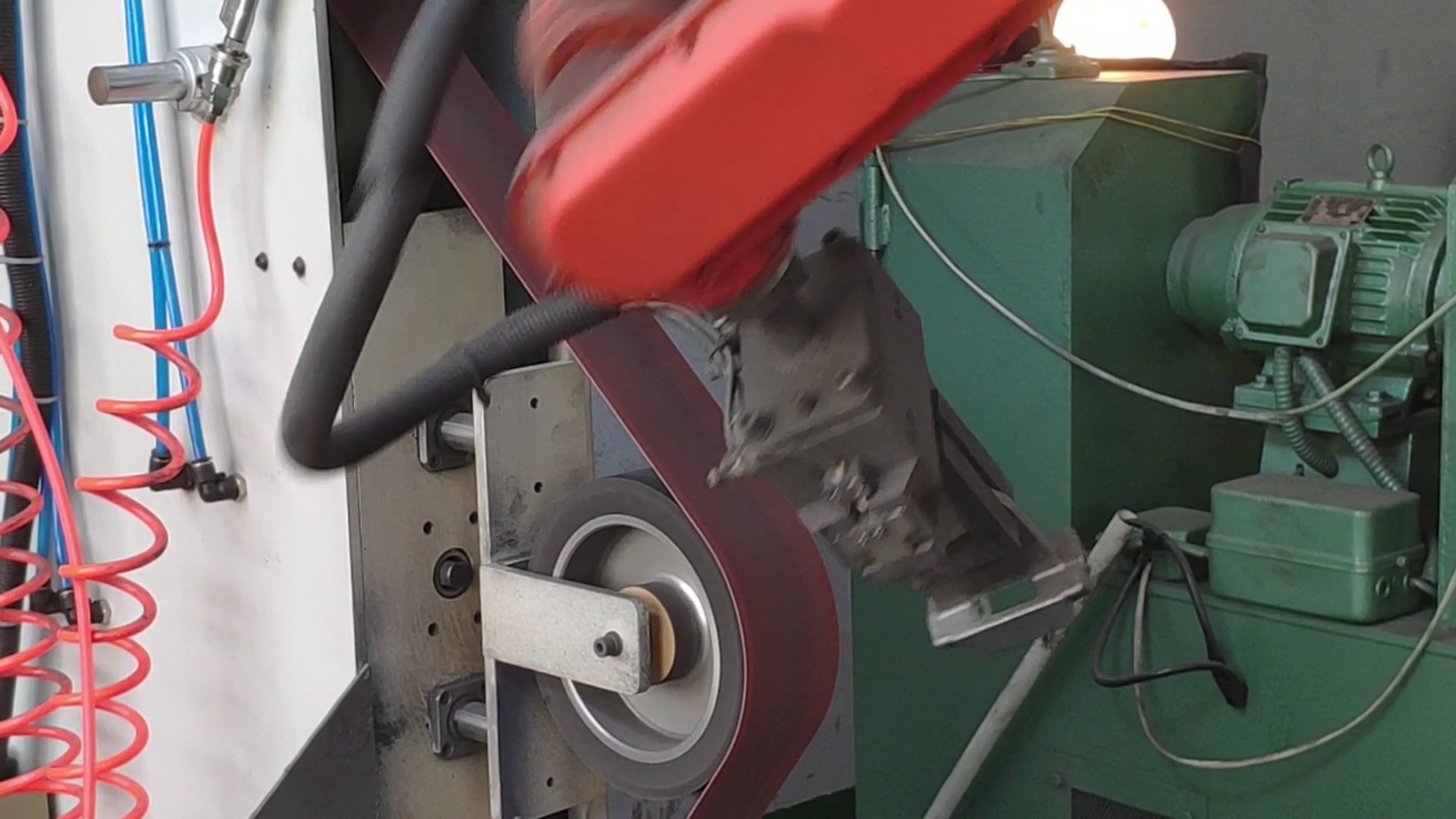 The robot reorients the hinge to bring another face to the belt