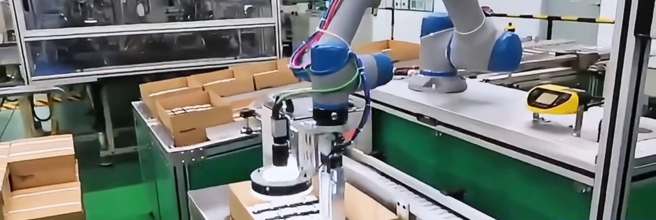 The tool is above rows of modules in the front open carton, showing the carton opening and picking area.