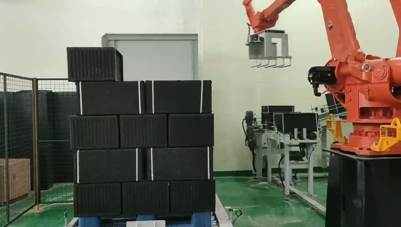 ロボットが黒い苗床トレイを青いパレットの上に異なる向きで配置している。